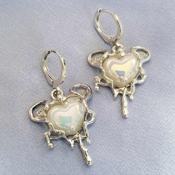 NEW Dolls Kill Cyberpunk Y2K Style Silver Earrings w/ Iridescent Dripping Hearts - Picture 4 of 6